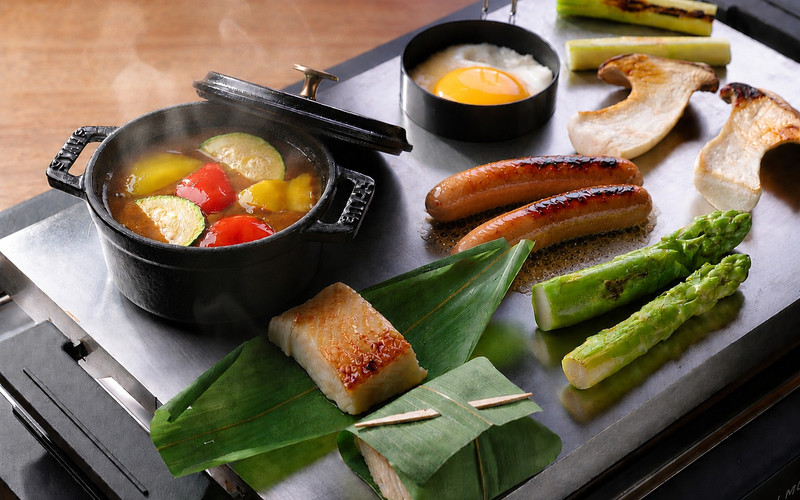 ホットプレートで焼く ソーセージ、季節のお魚、お野菜、目玉焼き